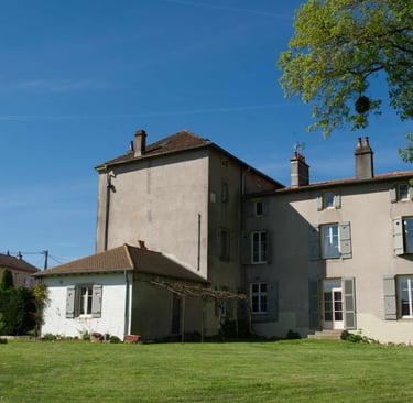 The rear of the manor house with the park