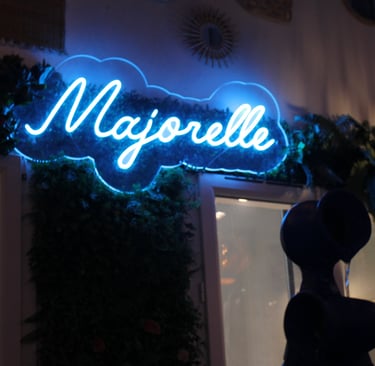 Enseigne lumineuse Majorelle en néon bleu, reflet de l’élégance du restaurant marocain à Bordeaux