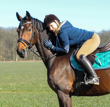 Ponytante mit ihrem Pferd bei einem Ausritt