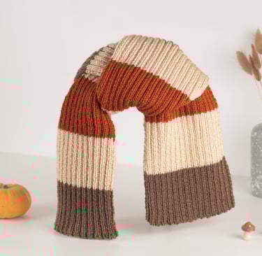 Echarpe tricolore marron beige orange sur fond blanc décor citrouille et champignons