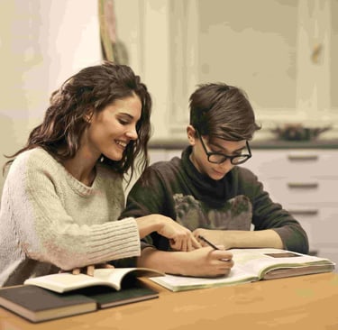Image d'un adolescent faisant ses devoirs qui pourrait bénéficier d'un suivi de graphopédagogie.