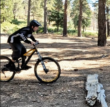 mountain biker preloading body to do the bump jump technique