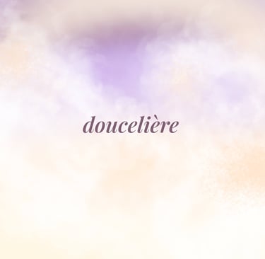 Mot « doucelière » écrit en typographie douce sur un fond nuageux aux couleurs pastel.