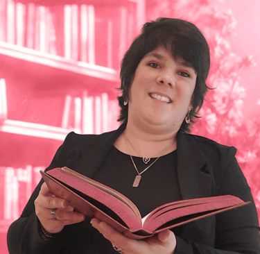 Wendy Baqué, chroniqueuse littéraire - un livre rose ouvert et un fond fleuri