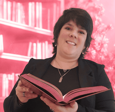 Wendy Baqué, chroniqueuse littéraire - un livre rose ouvert et un fond fleuri