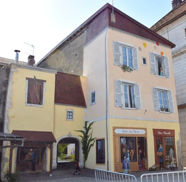 Fresques en trompe-l'oeil sur des façades situées à Moirans-en-Montagne