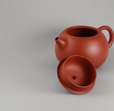 Yixing teapot body and lid placed on the table