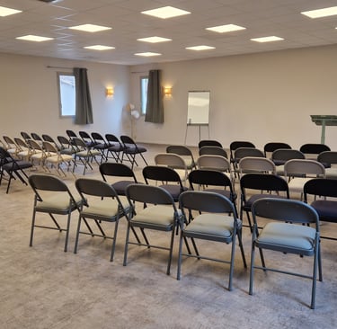 Salle 117 m² avec 50 chaises