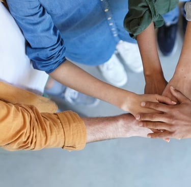 um grupo de pessoas amigos unindo as mãos