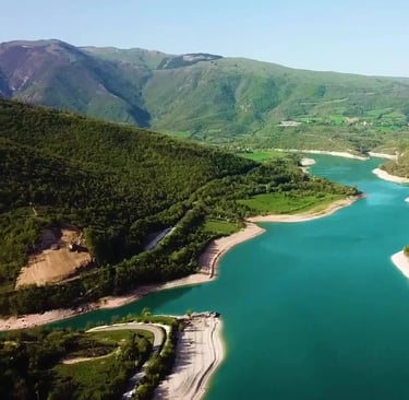Lago montano natura incontaminata Marche