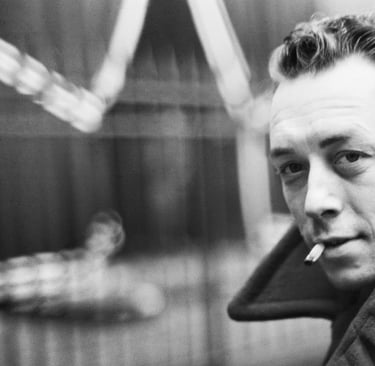 Albert Camus fumando, foto en blanco y negro.