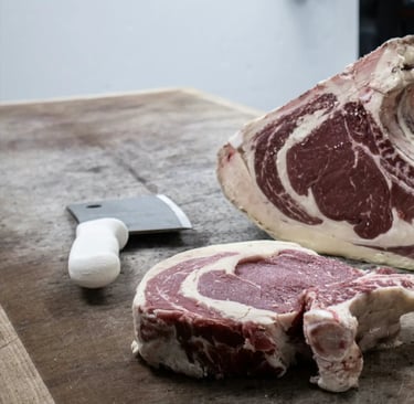 Un côte de bœuf sur un billot