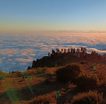 Persone che guardano l'alba da Pico do Areiro a Madeira