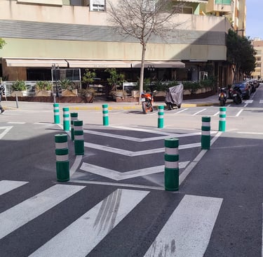 Pintado de marcas viales y balizas en la ciudad de Ibiza
