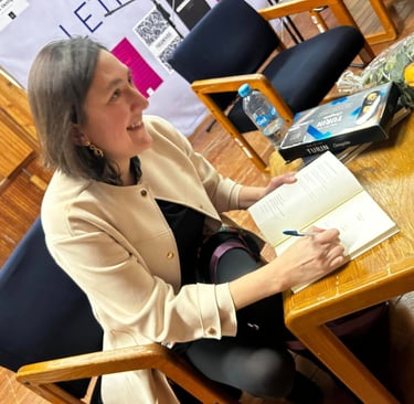 La escritora Ale Lobato firmando y dedicando su libro Mulata