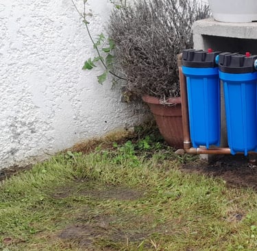 Sistema de filtración de agua en vivienda rural con filtros de sedimentos y carbón activo instalados