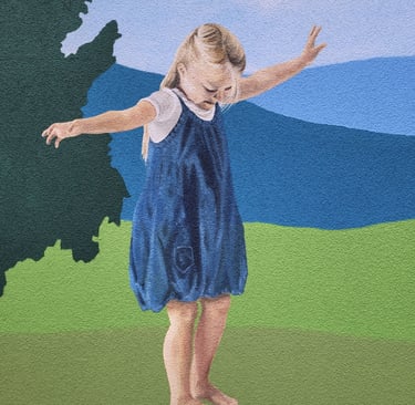 Fresque sur façade. Une fillette marche en équilibre sur un muret.