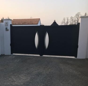 portail noir original posé par l'artisan menuisier en Vendée