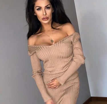 femme porte un robe marron