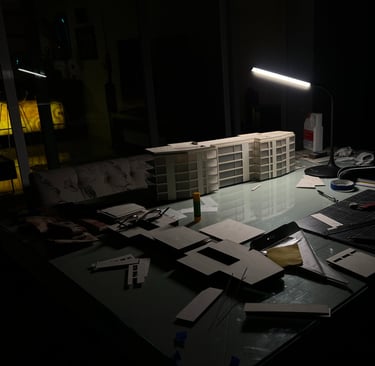 Proseso de ensamblaje de una maqueta de departamentos 