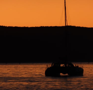 Segelboot im Sonnenuntergang