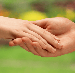 Pareja tomada de la mano frente al amanecer, simbolizando un nuevo comienzo juntos