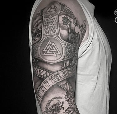 Tatouage bras complet viking illustrant le Ragnarok.