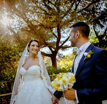 sposa felice in una pineta di ragusa