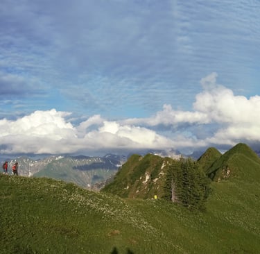 Allgäuer alpen silhouette wanderer wolken grasbergeschatten