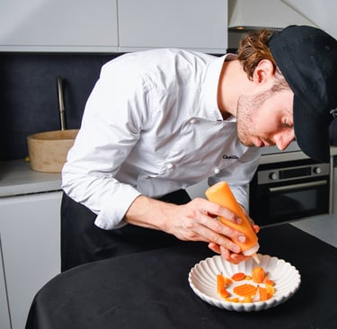 Le chef cuisinier Camille Adam dressant une assiette lors d'un service de chef privé à Marseille.