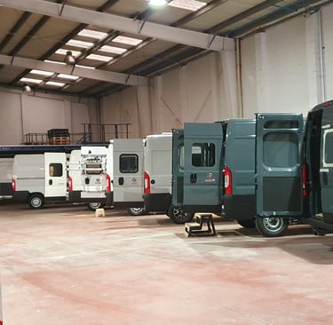 Conjunto de furgonetas en proceso de camperización.