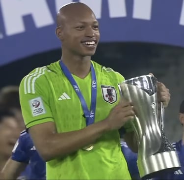 image_kokubo_avec_le_trophé