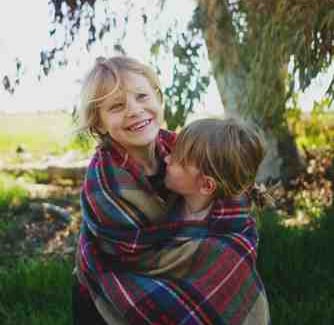 Zwei glückliche Kinder