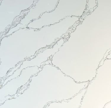 plancha, superficie o cubierta de cuarzo blanco con vetas gruesas color gris