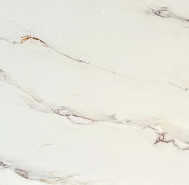 plancha, superficie o cubierta de cuarzo blanco con vetas naranja cafe gris y negra