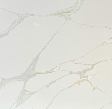 plancha, superficie o cubierta de cuarzo blanco con vetas doradas