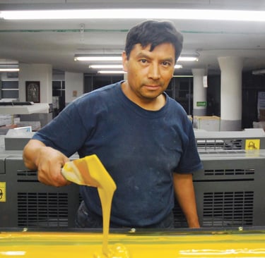 Especialista colocando tinta para la impresión del libro