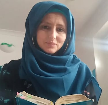 classical homeopath Hayria helping women. A picture of Hayria with a smile holding a book with markers