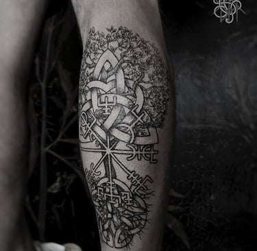Tatouage mollet Yggdrasil, vegvisir et bouclier celtique
