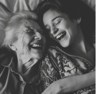 vinculo transgeneracional. Mujer anciana y chica joven riendo juntas
