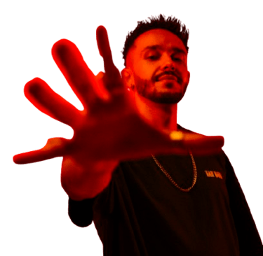 homem esticando a mao na blusa, dj welk