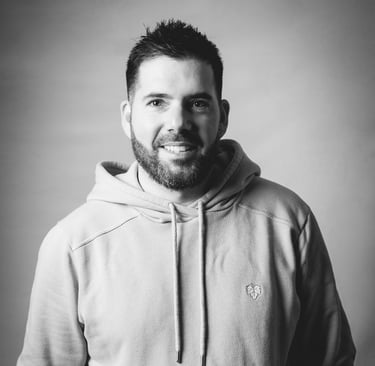 Portrait en noir et blanc de Cyril Steau, photographe professionnel à Paris, pris en studio, regard vers l’objectif.