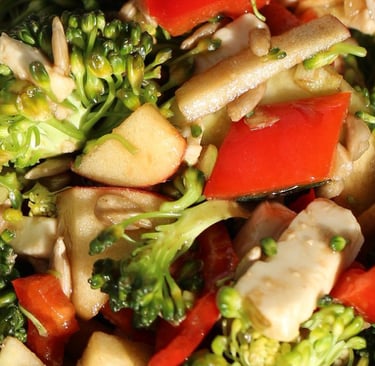 Ein frischer Brokkolisalat - einfach, schmackhaft und wohlschmeckend. Ein Genuss!