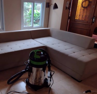 Higienização de sofá modular bege em Campinas com máquina extratora no ambiente residencial