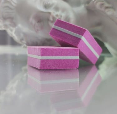 cubetti di buffer rosa e bianco appoggiato su una base di vetro