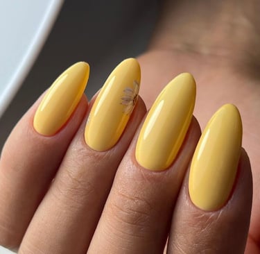 Geltoni priauginti klientės nagai