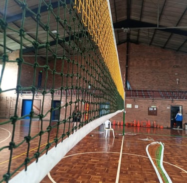 Una malla de voleibol con el cuadro pequeño de dos colores (Verde y Amarillo)