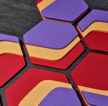 Arte modulare minimalista. Esagoni disposti a nido d'ape, ispirati dalle isoipse topografiche