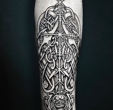 Tatouage d'une composition viking sur le mollet.