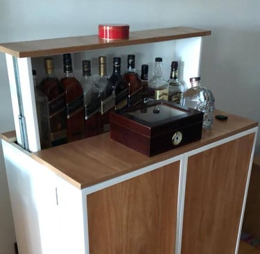 bar con sistema de elevación para botellas